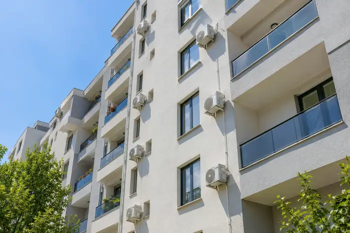 Fatada de bloc cu multe unitati exterioare pe balcoane