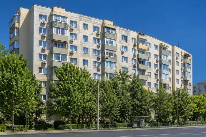 Bloc vechi cu unitati exterioare, vara
