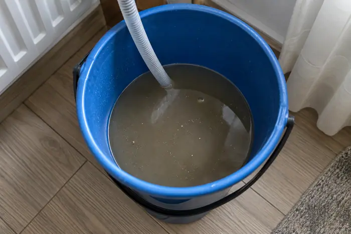 Apa murdara stransa in galeata dupa spalare