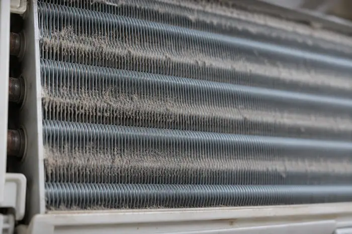 Lamele evaporatorului cu pelicula de praf