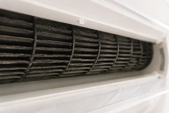 Prim-plan al ventilatorului AC prafuit